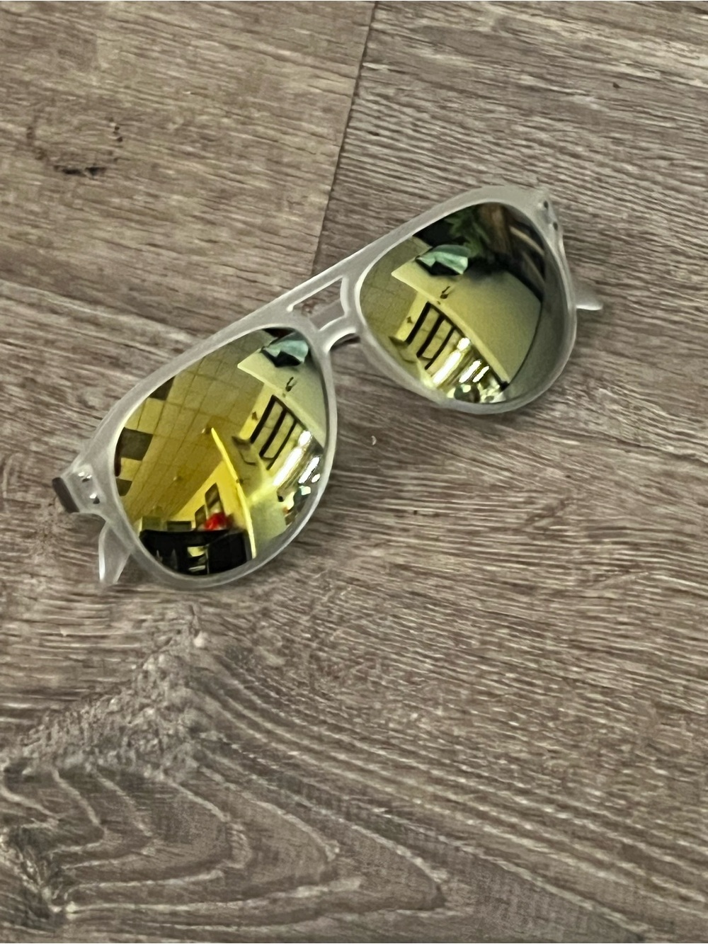 Mirrored Aviator Sunglasses - Yellow Lenses. Women